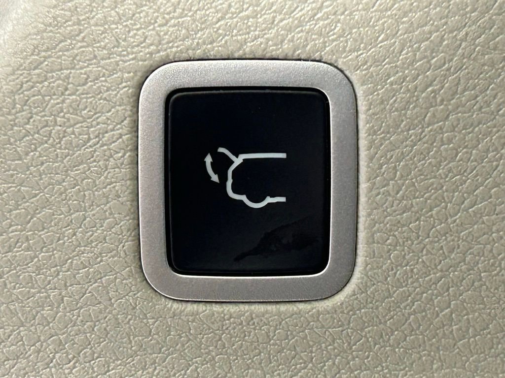 Used 2023 Chrysler Pacifica Touring-L image 15