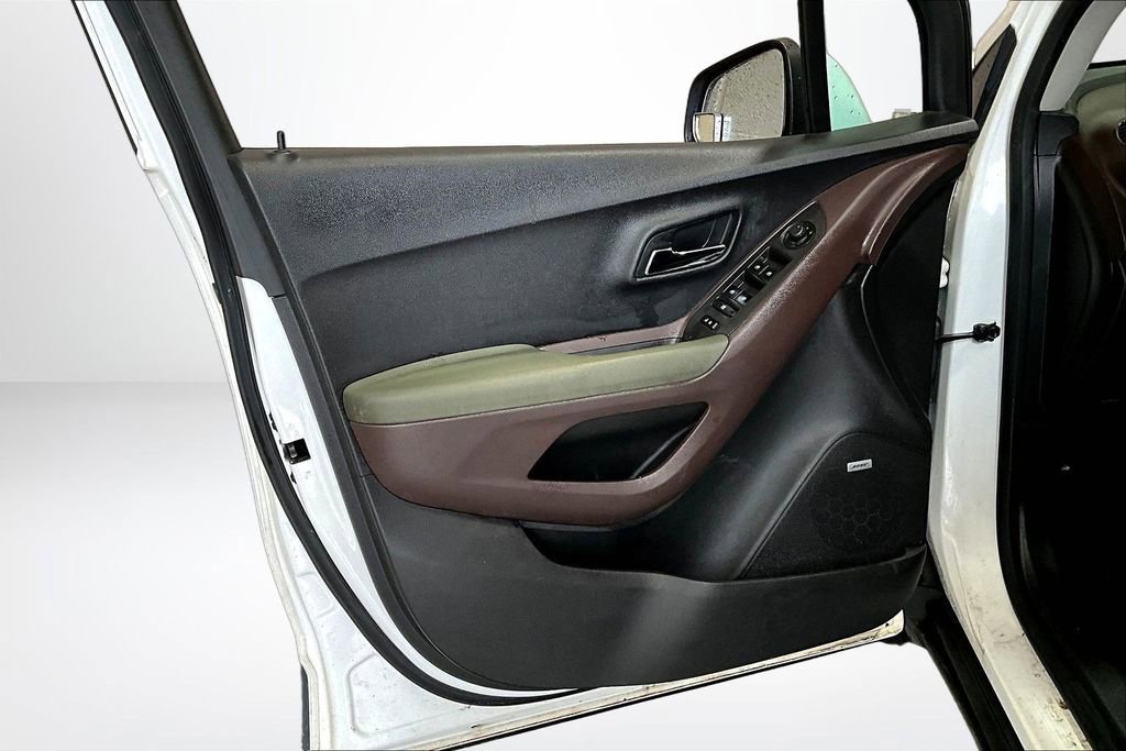 Used 2015 Chevrolet Trax LT w/ LT Sun and Sound Package image 18