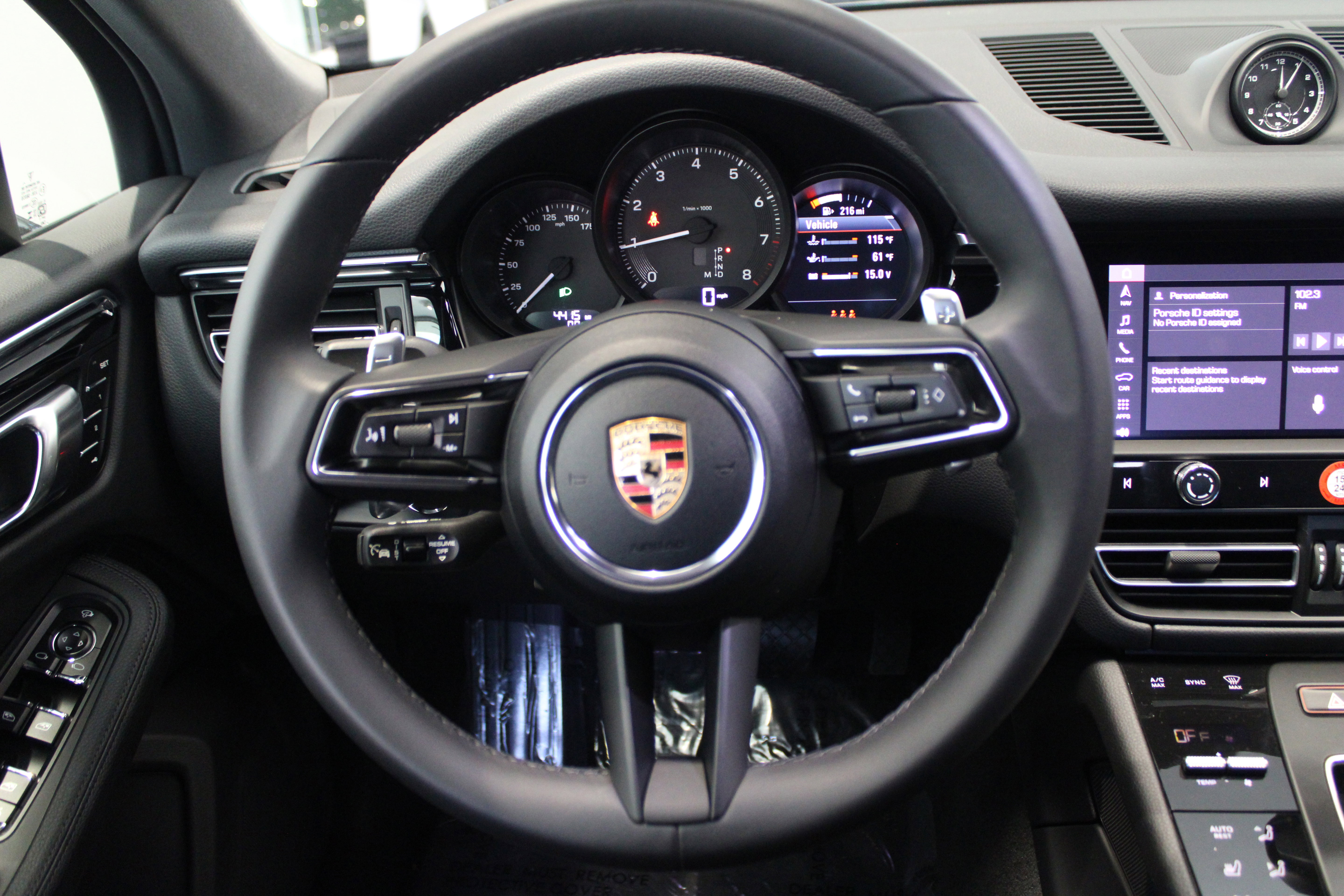 Certified 2025 Porsche Macan image 16