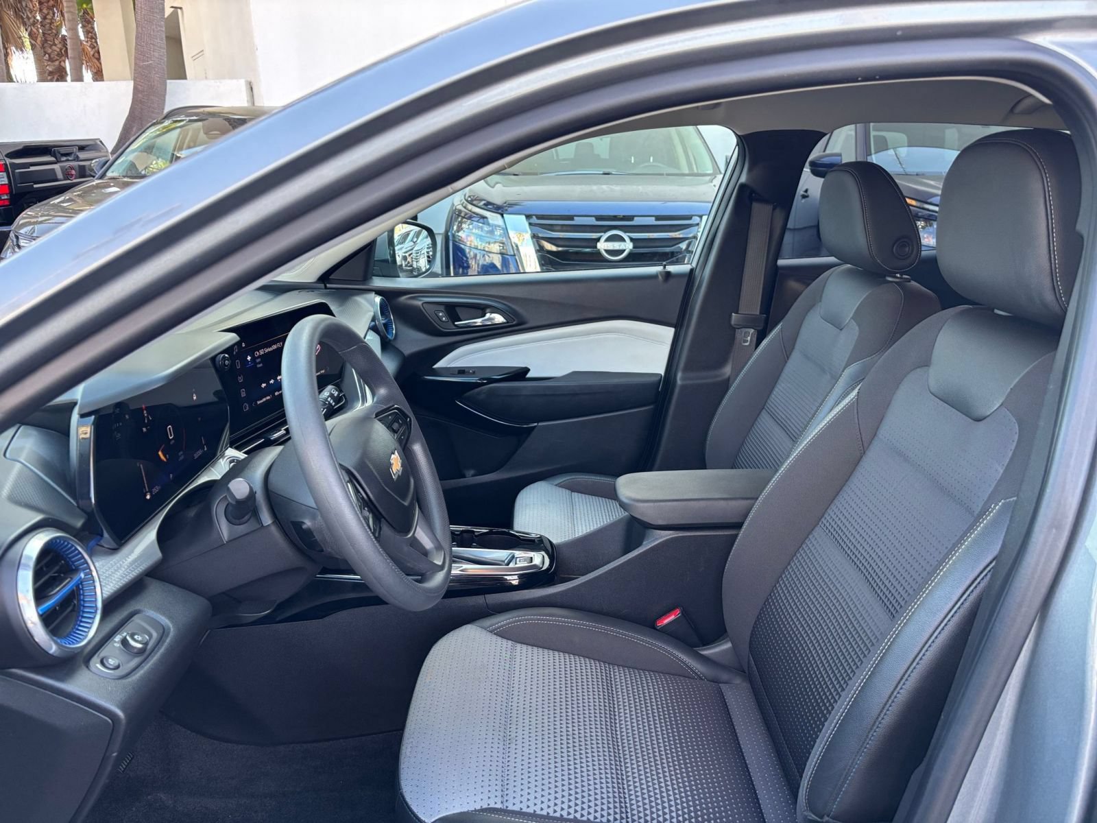 Used 2025 Chevrolet Trax LT FWD image 25