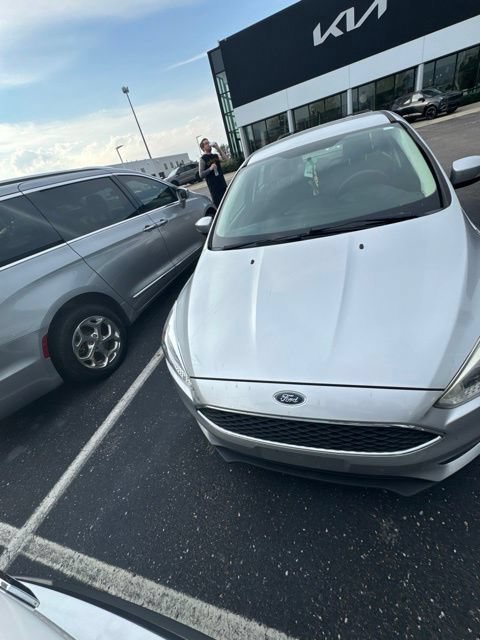 Used 2018 Ford Focus SE w/ Cold Weather Package FWD image 2
