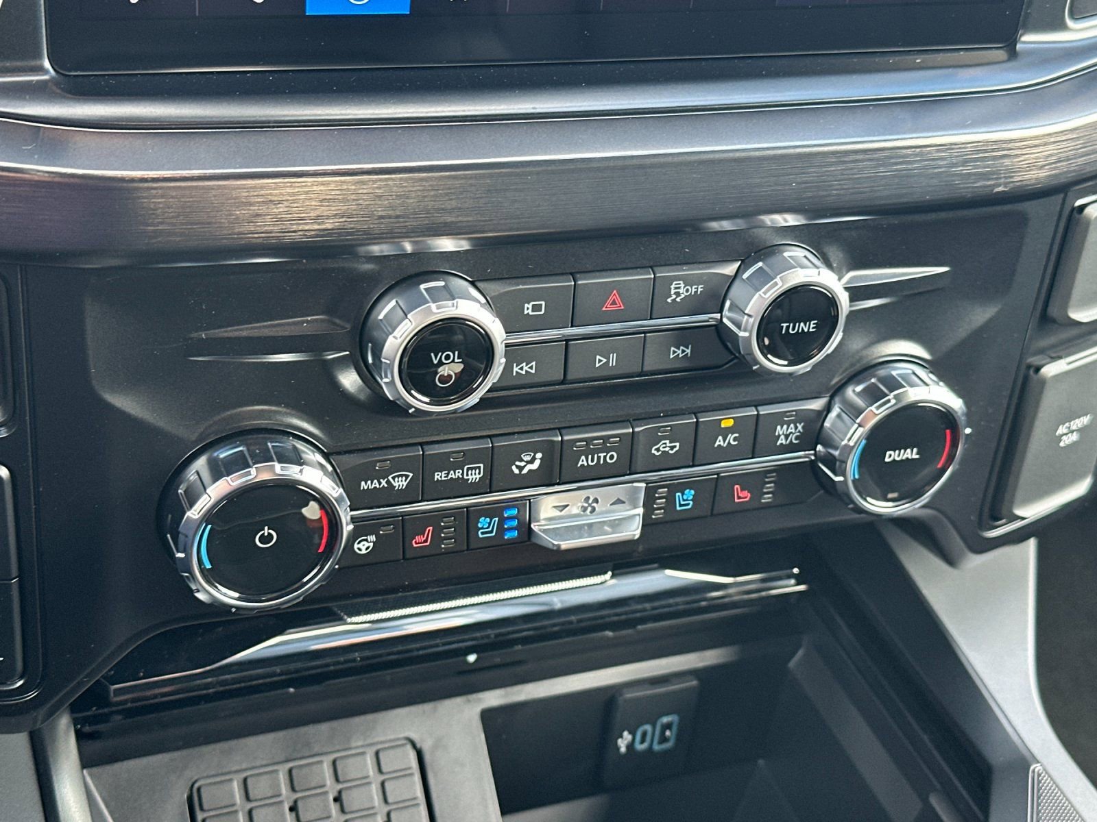 New 2026 Ford F350 Lariat w/ Black Appearance Package image 24