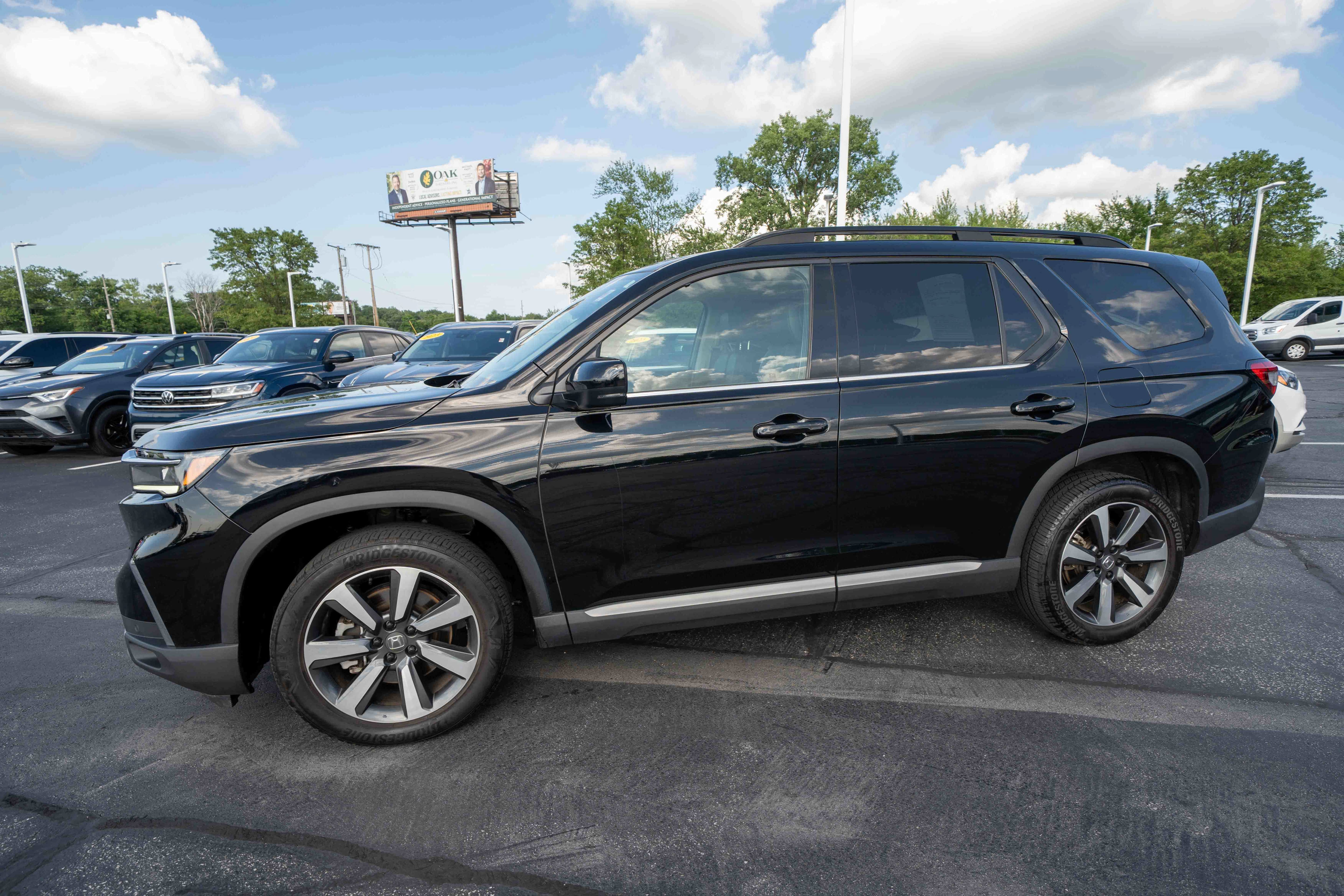 Used 2025 Honda Pilot Touring image 3