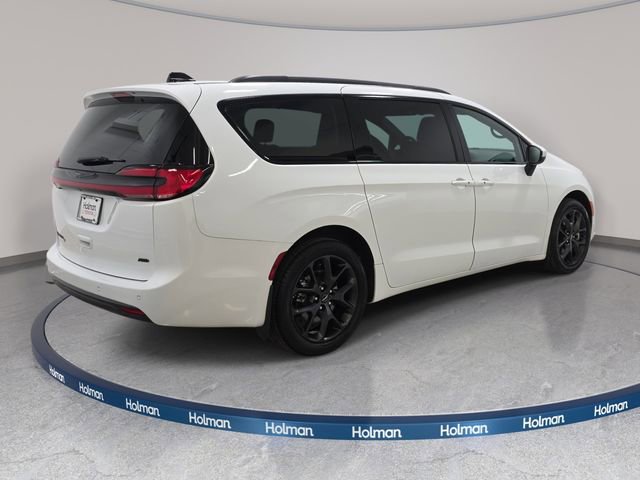 Used 2023 Chrysler Pacifica Touring-L w/ Uconnect Theater Family Group image 6