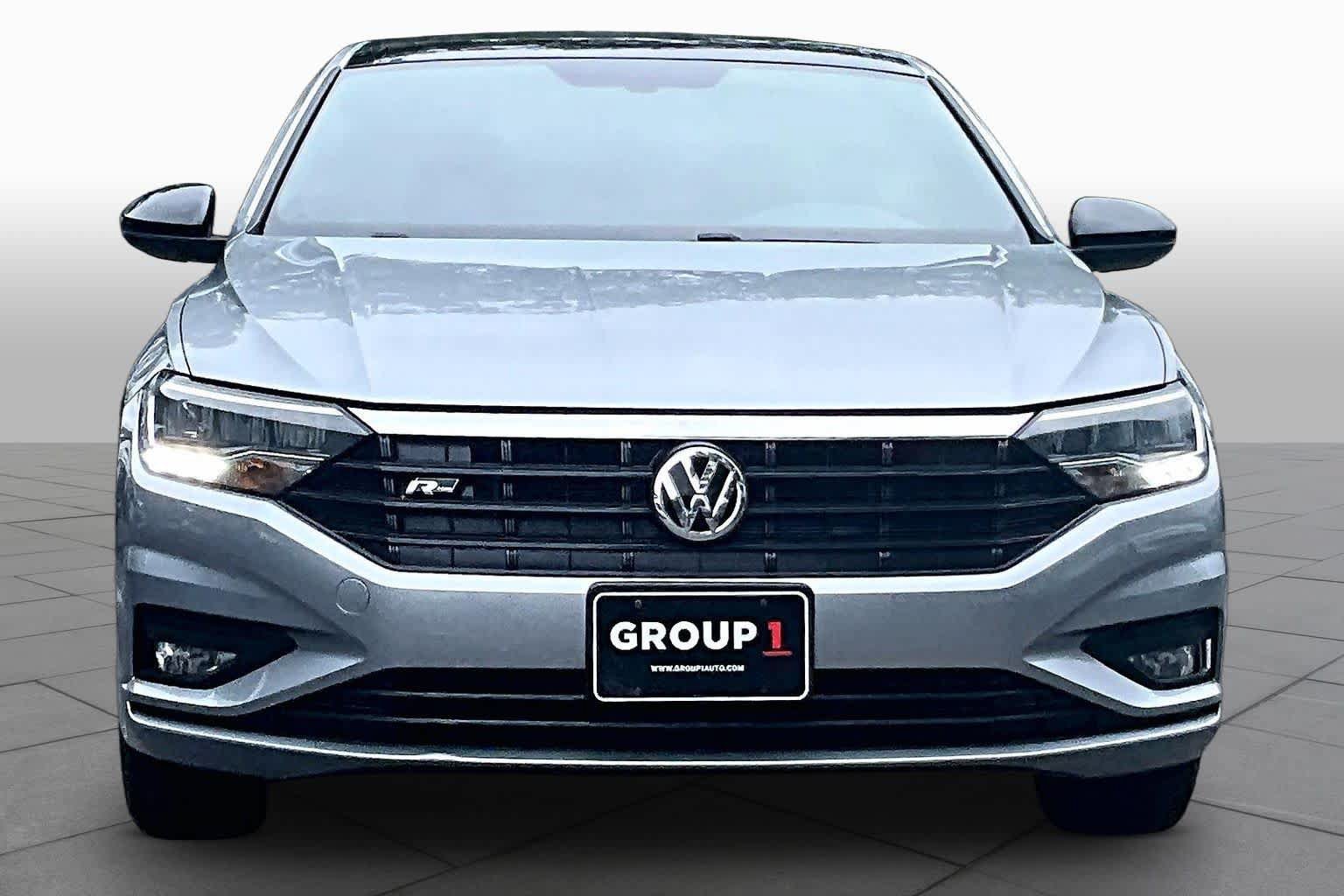 Used 2019 Volkswagen Jetta R-Line w/ R-Line Cold Weather Package FWD image 4