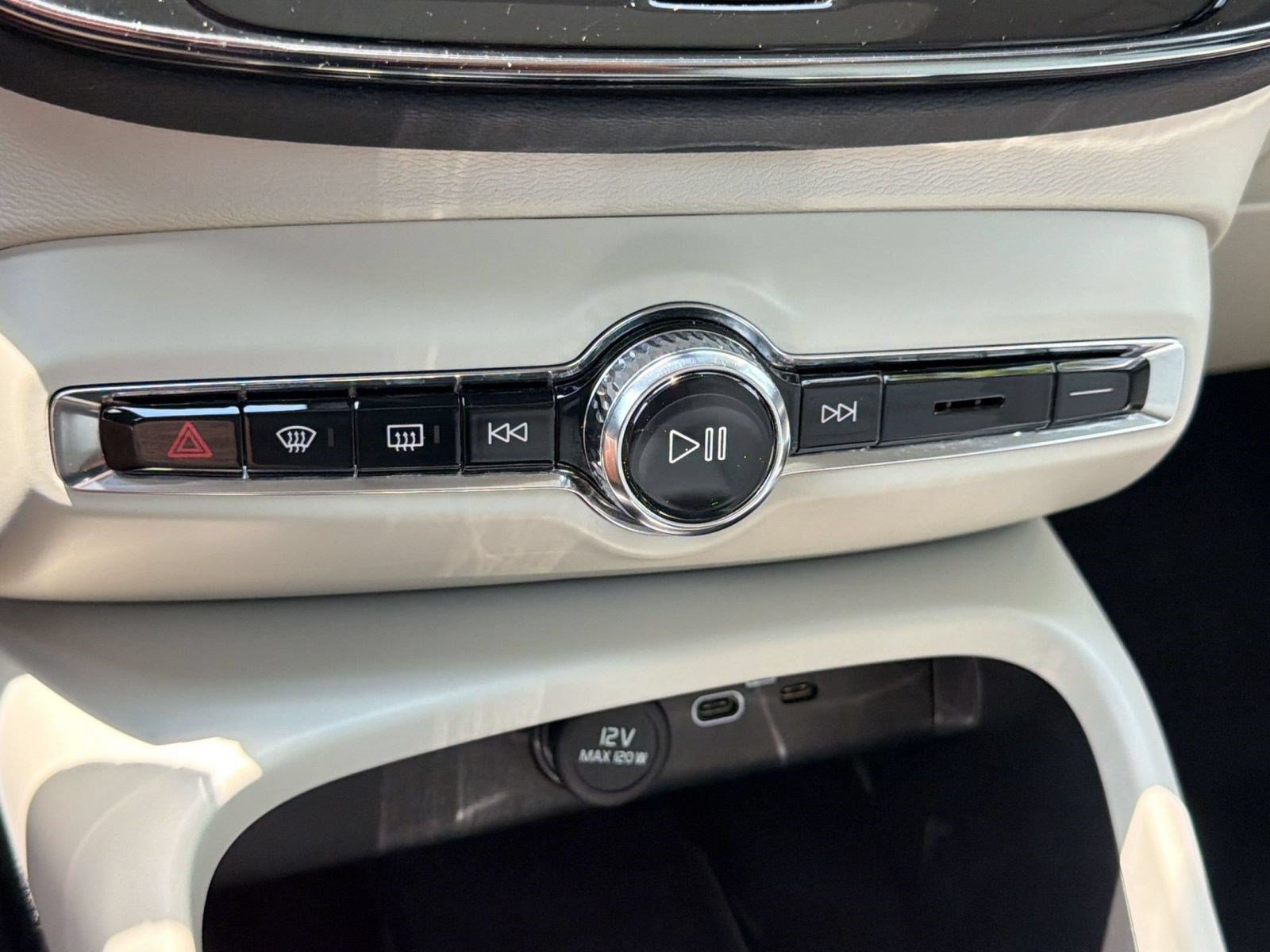 Certified 2023 Volvo XC40 B5 Ultimate w/ Protection Package Premier AWD/4WD image 17