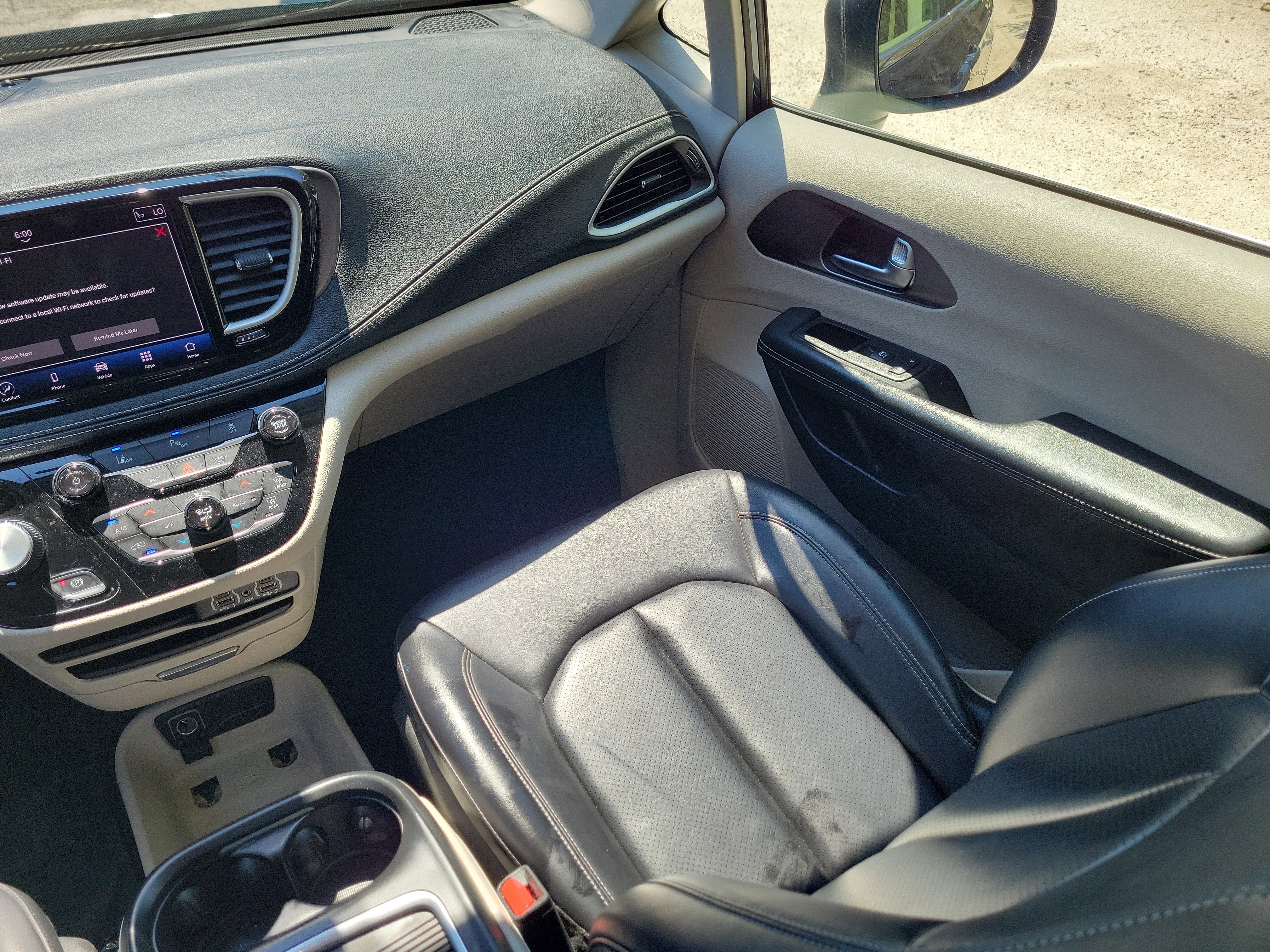 Used 2023 Chrysler Pacifica Touring-L image 13