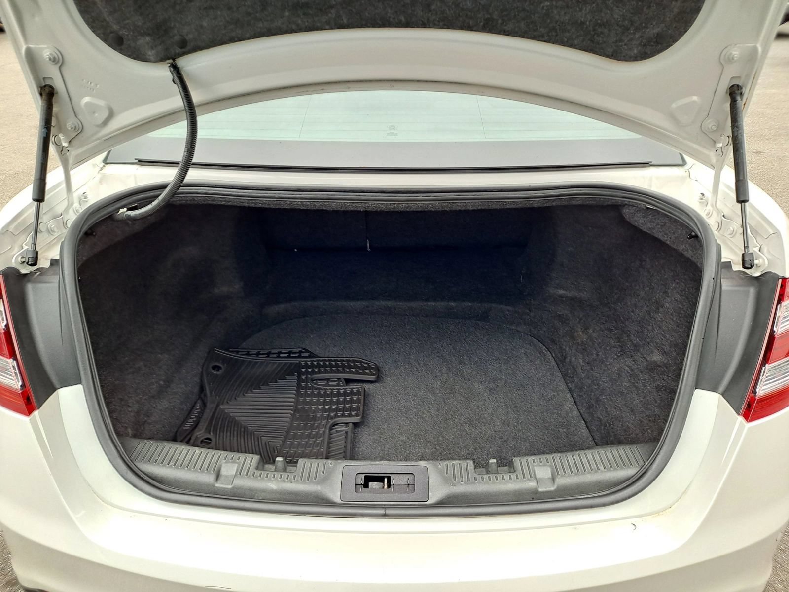 Used 2014 Ford Taurus Limited FWD image 11