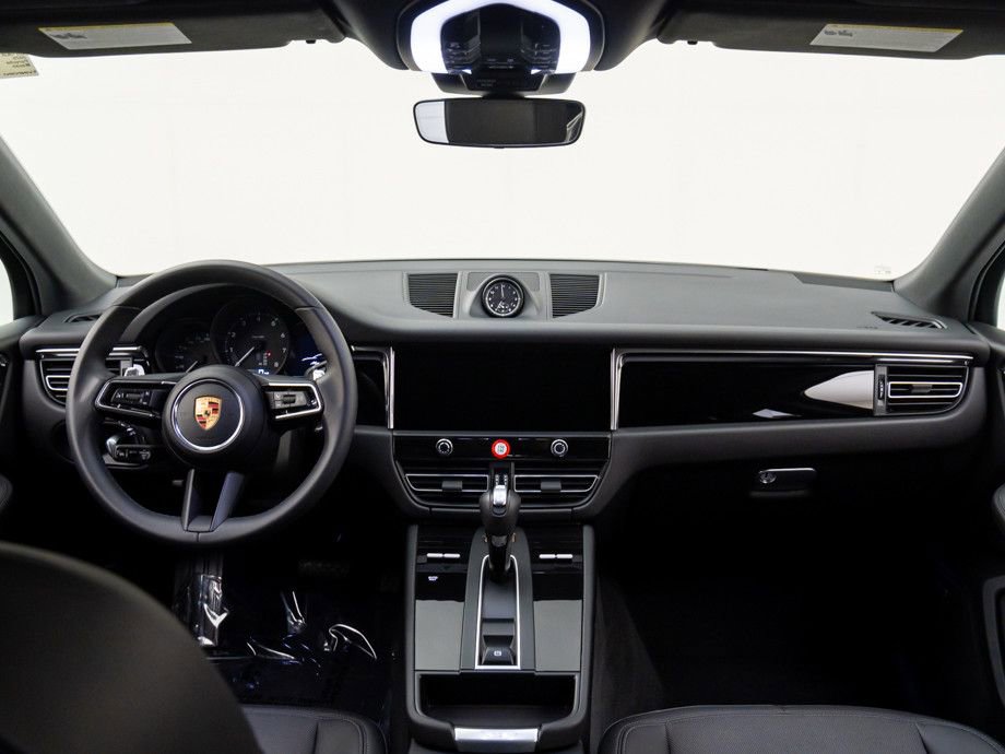 Certified 2025 Porsche Macan image 11
