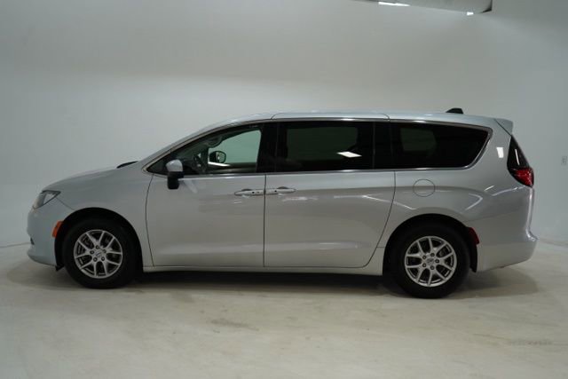 Used 2023 Chrysler Voyager LX FWD image 4
