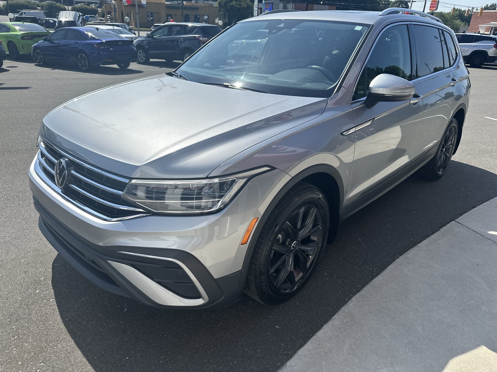 Used 2024 Volkswagen Tiguan SE FWD image 4