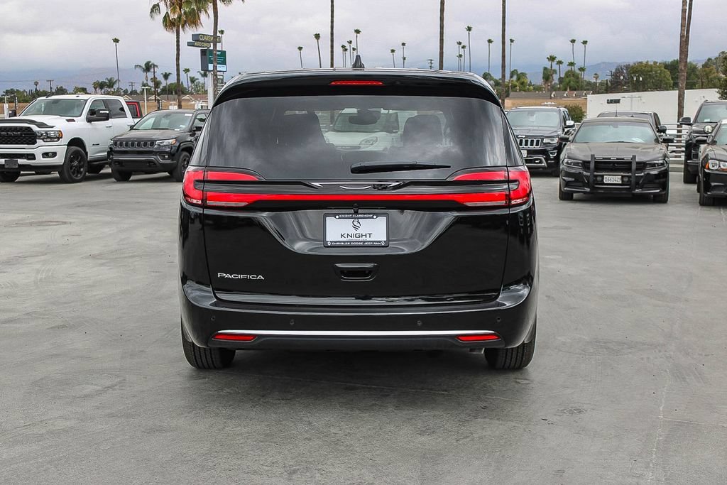 New 2027 Chrysler Pacifica Select FWD image 8