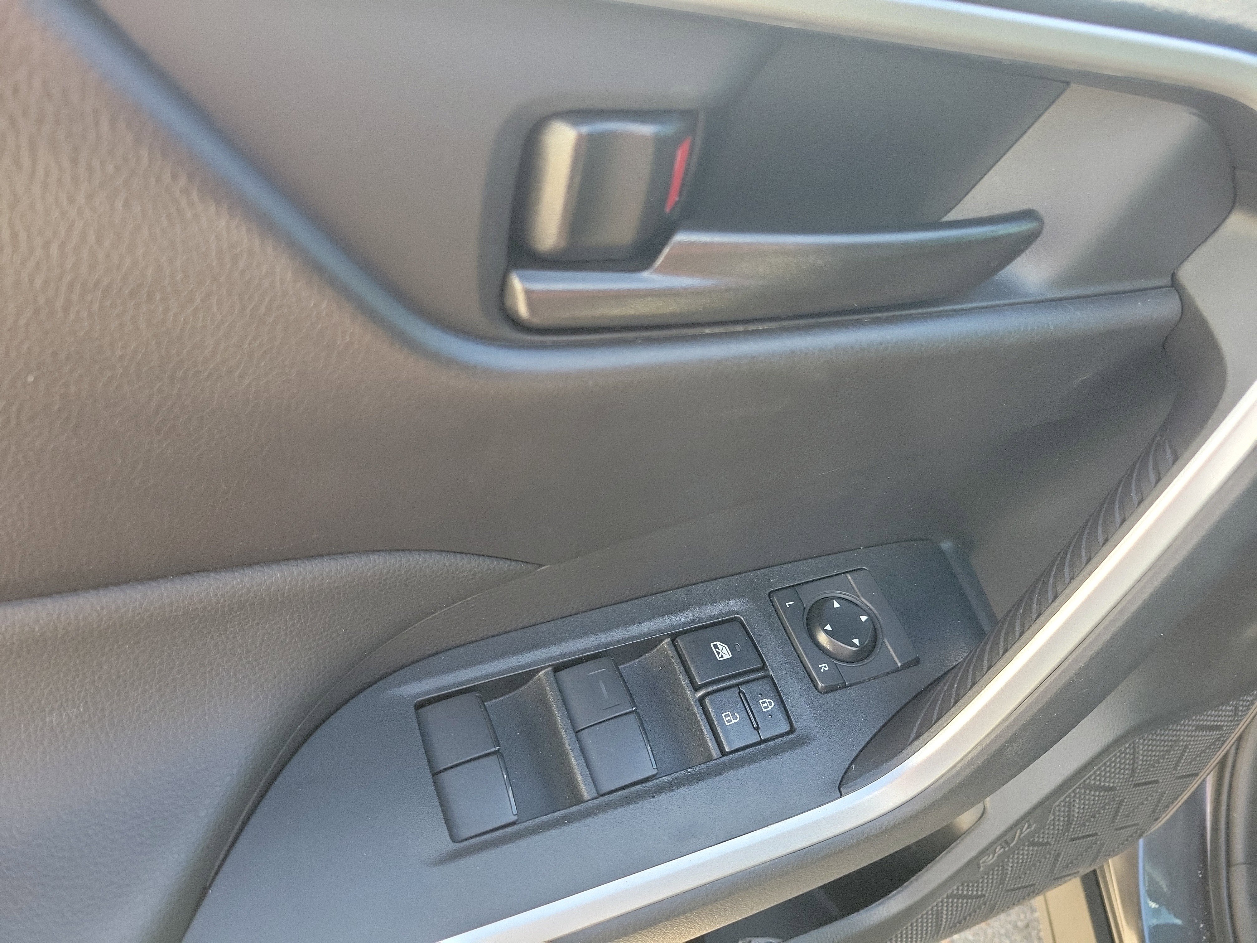 Used 2024 Toyota RAV4 LE FWD image 22