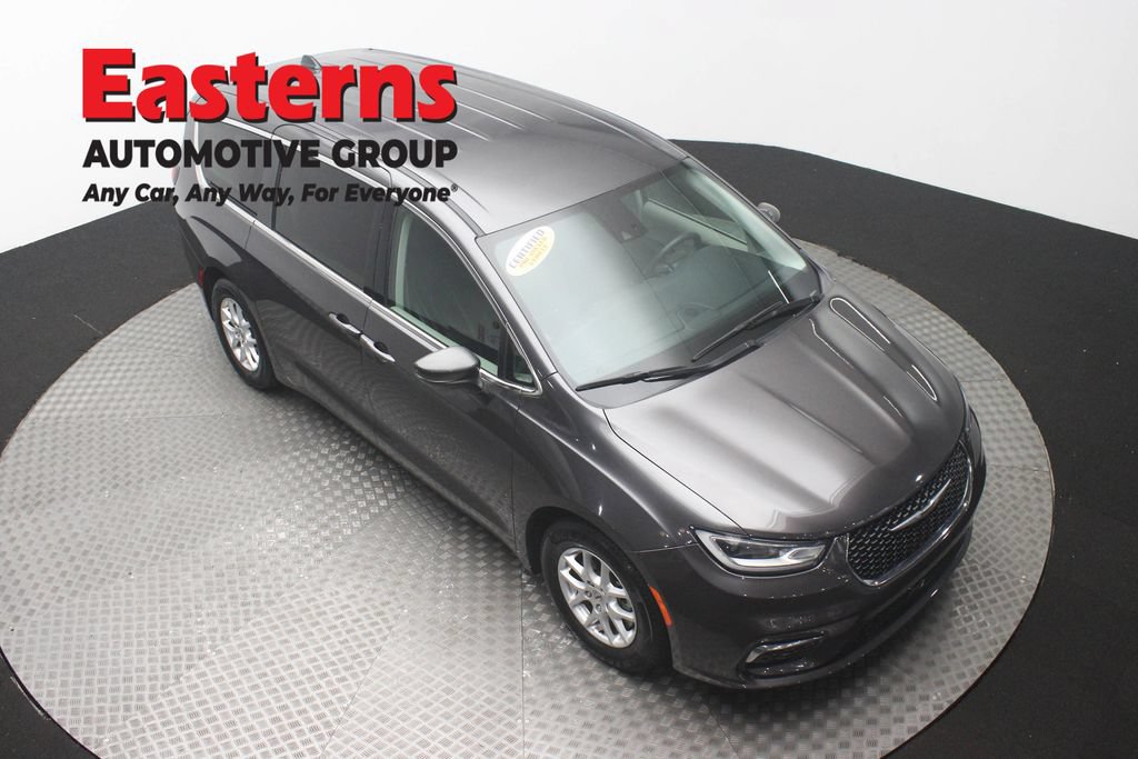 Used 2023 Chrysler Pacifica Touring-L FWD image 3