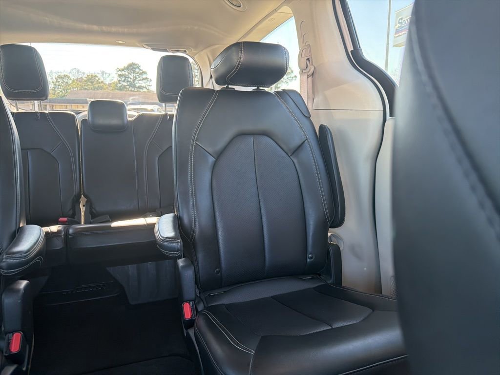 Used 2024 Chrysler Pacifica Touring-L image 14