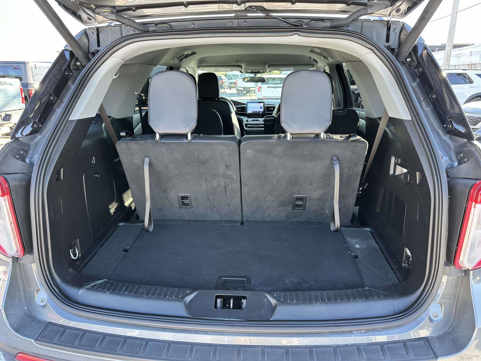 Used 2023 Ford Explorer XLT w/ Equipment Group 202A image 8