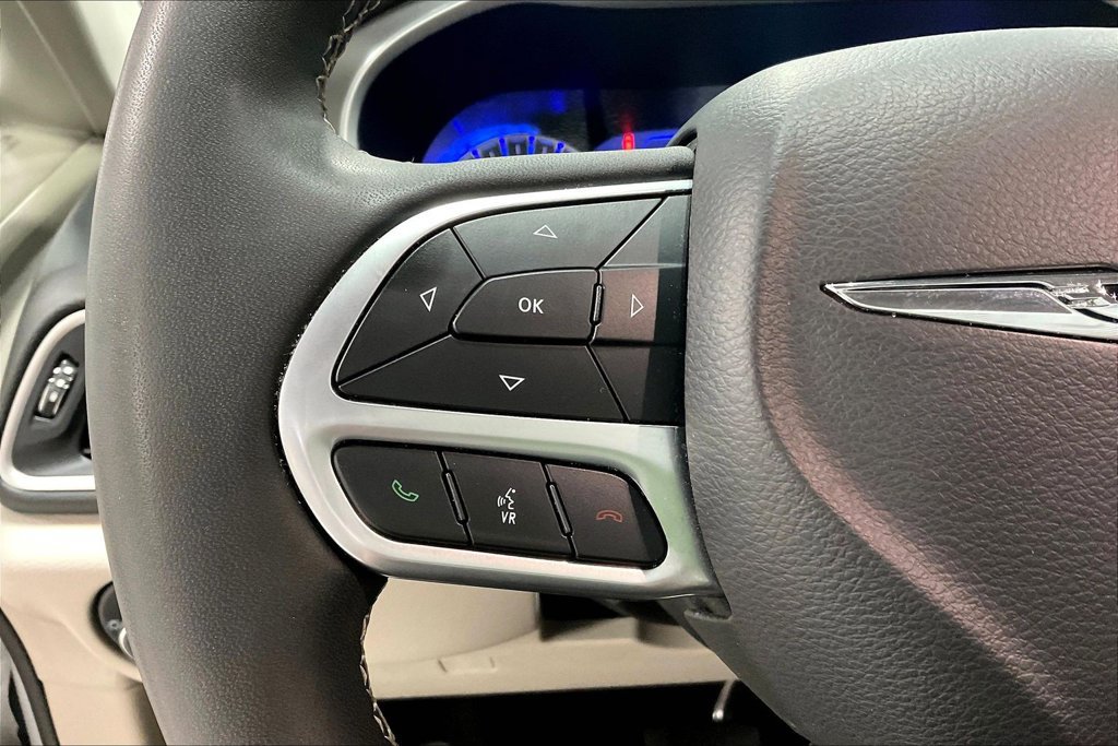 Used 2024 Chrysler Pacifica Touring-L FWD image 23