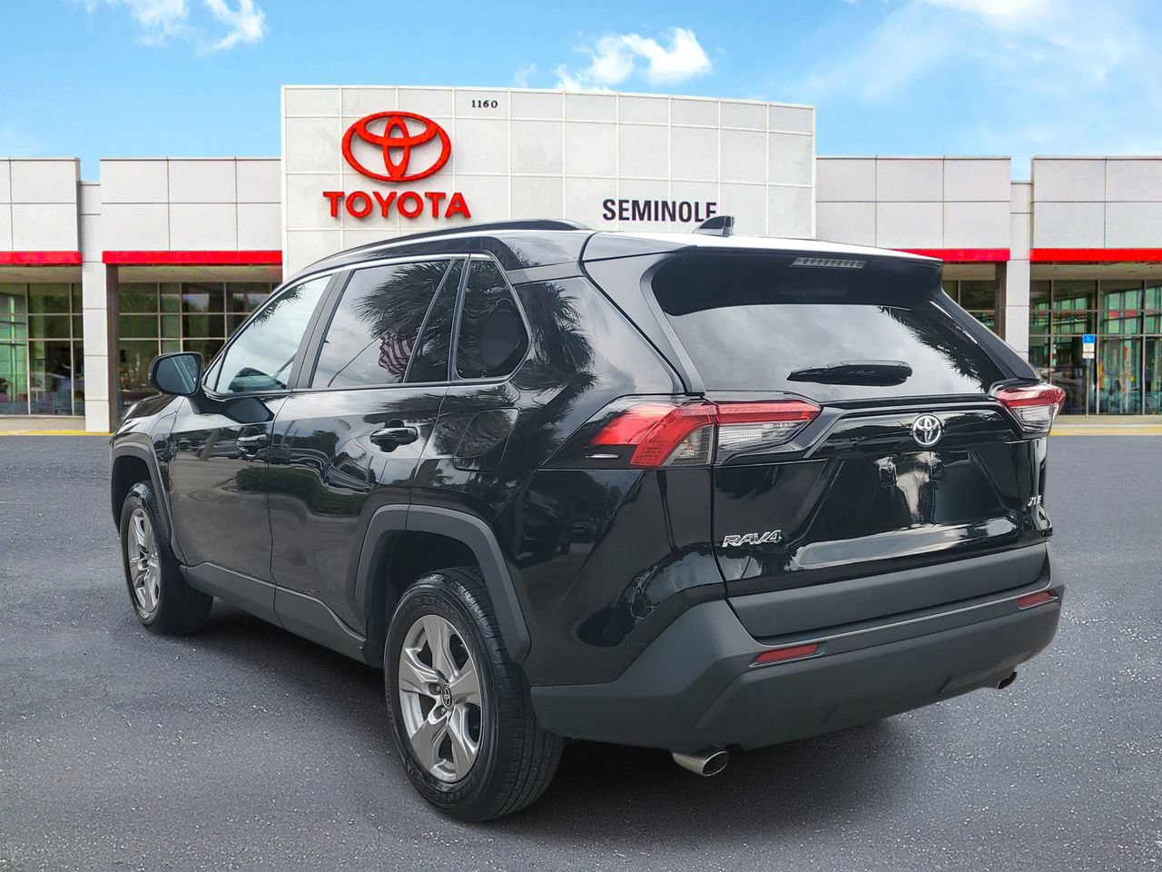 Used 2024 Toyota RAV4 XLE FWD image 4