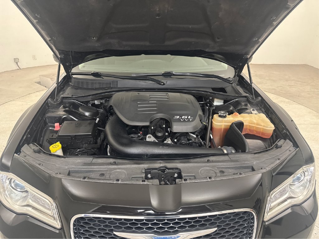 Used 2018 Chrysler 300 Touring RWD image 20