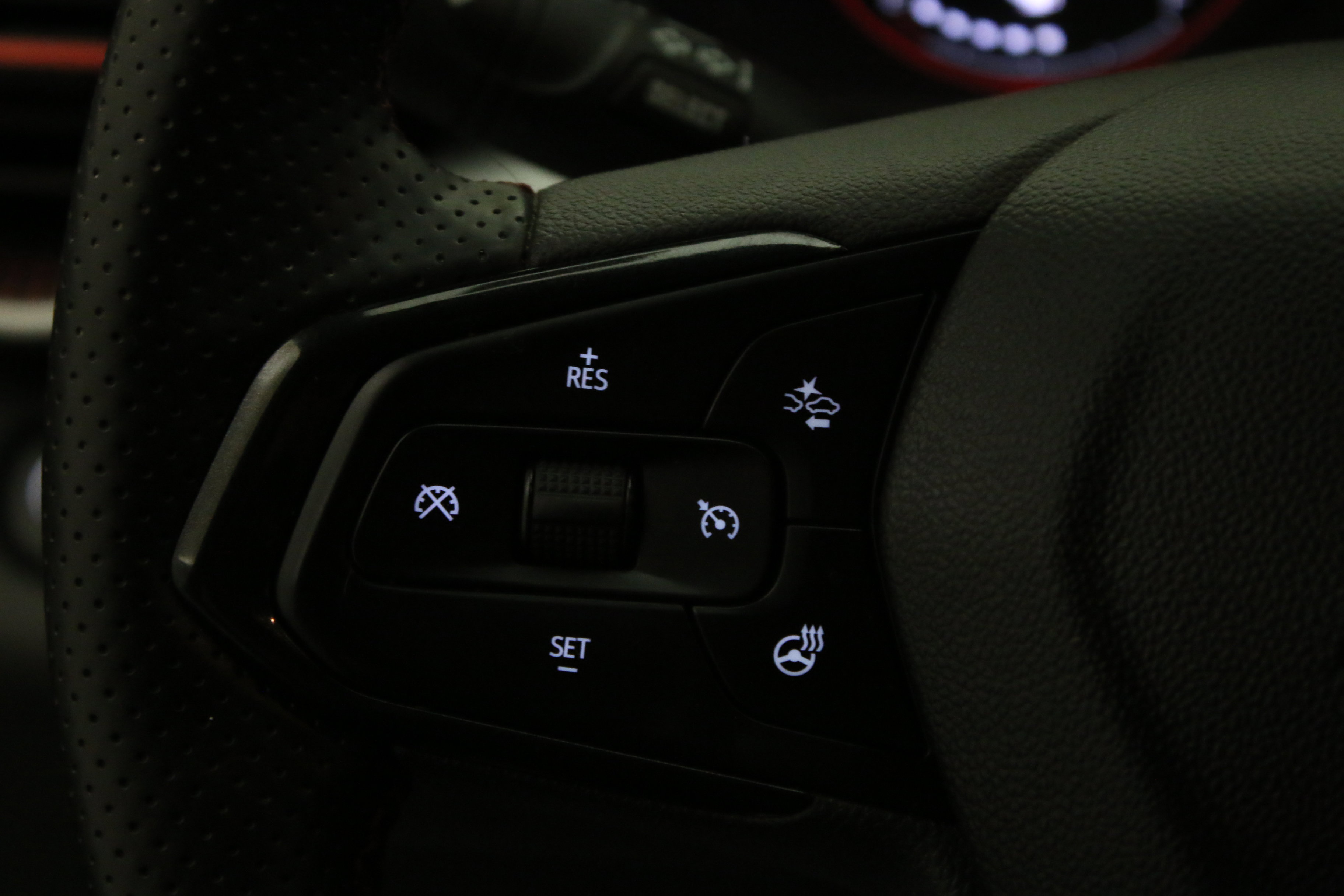 Certified 2024 Chevrolet Trax RS FWD image 17