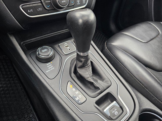 Used 2019 Jeep Cherokee Latitude Plus w/ Comfort/Convenience Group AWD/4WD image 36