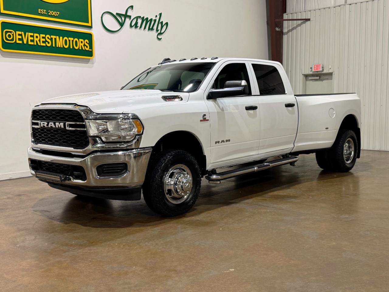 Used 2022 RAM 3500 Tradesman w/ Chrome Appearance Group AWD/4WD image 3
