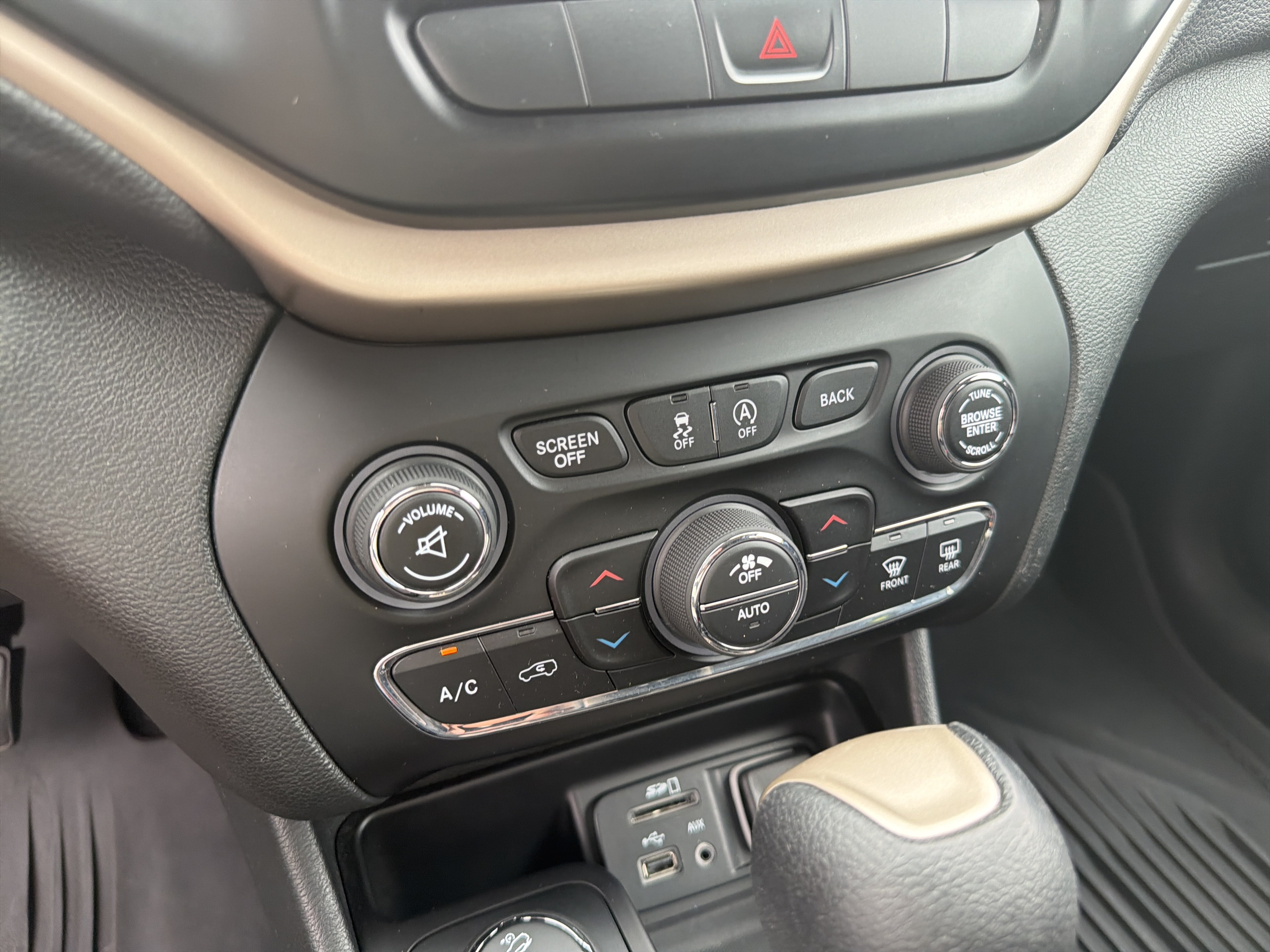 Used 2015 Jeep Cherokee Latitude w/ Comfort/Convenience Group AWD/4WD image 20