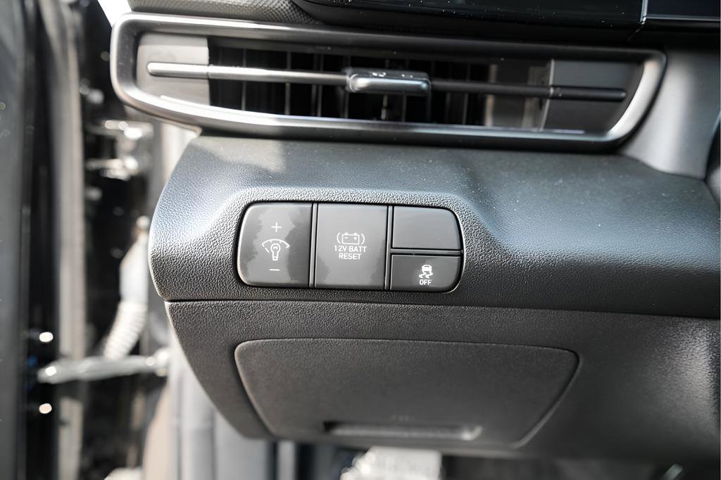 Used 2025 Hyundai Elantra SEL FWD image 25