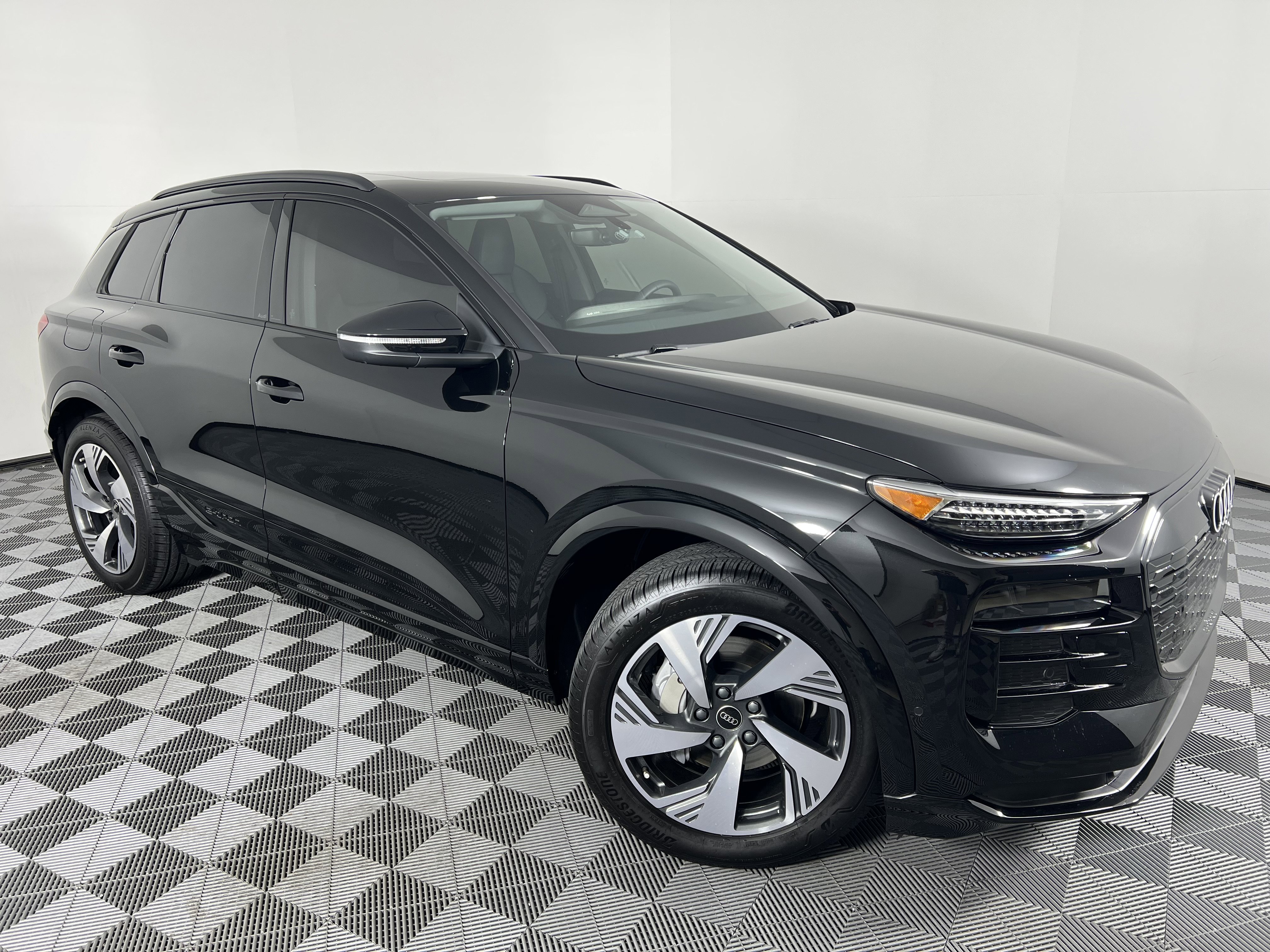 Used 2025 Audi Q6 e-tron Premium Plus AWD/4WD image 2