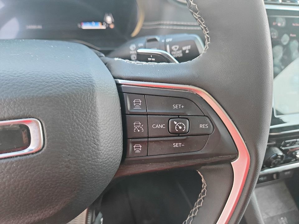 Used 2025 Jeep Grand Cherokee Altitude AWD/4WD image 16