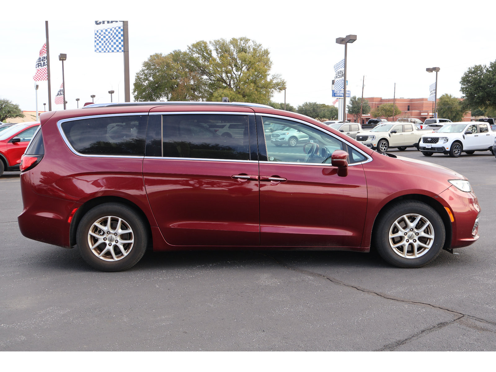 Used 2021 Chrysler Pacifica Touring-L FWD image 3