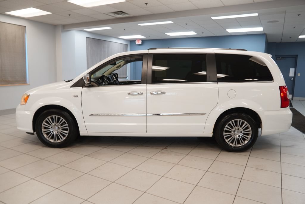 Used 2014 Chrysler Town & Country Touring-L FWD image 2