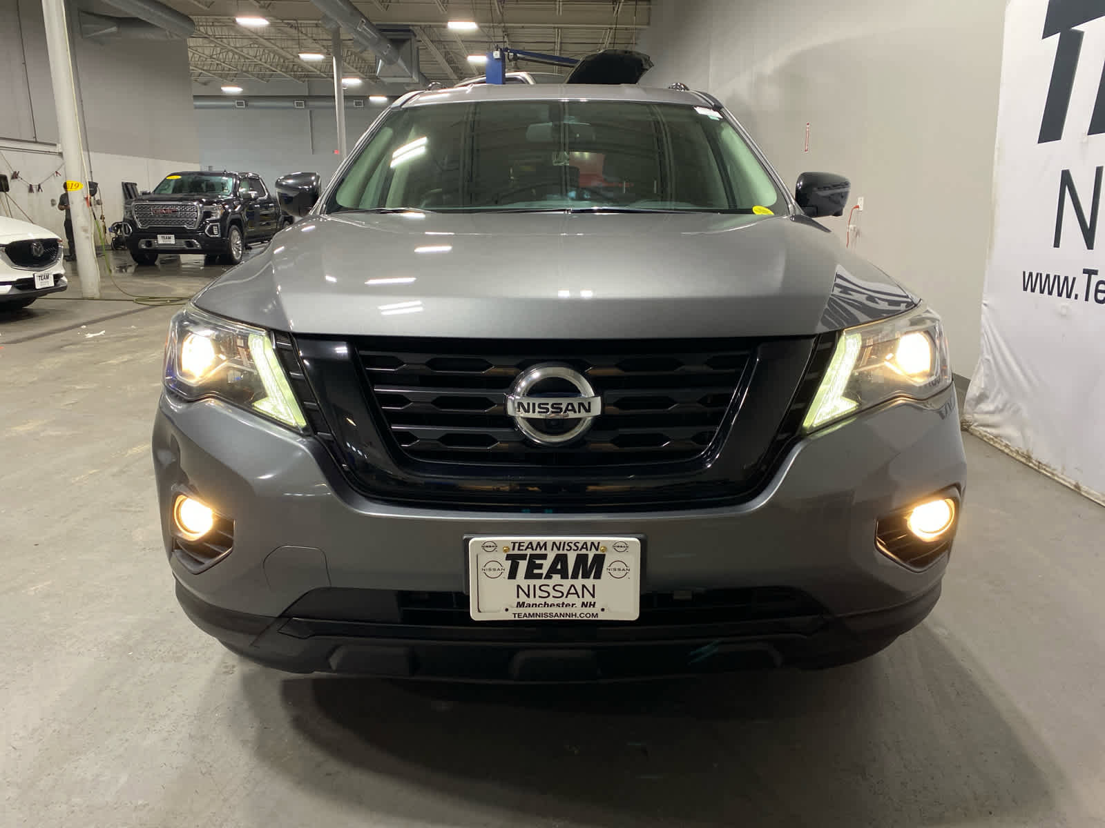 Used 2018 Nissan Pathfinder SL w/ Midnight Edition Package image 2