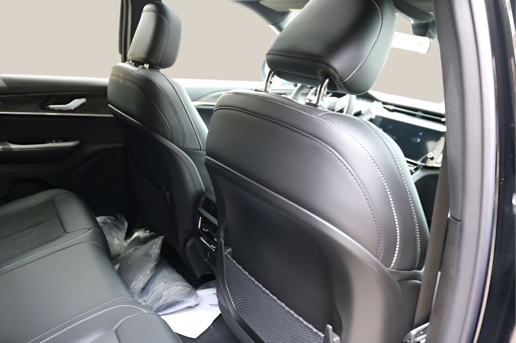 New 2026 Jeep Grand Cherokee Altitude AWD/4WD image 19