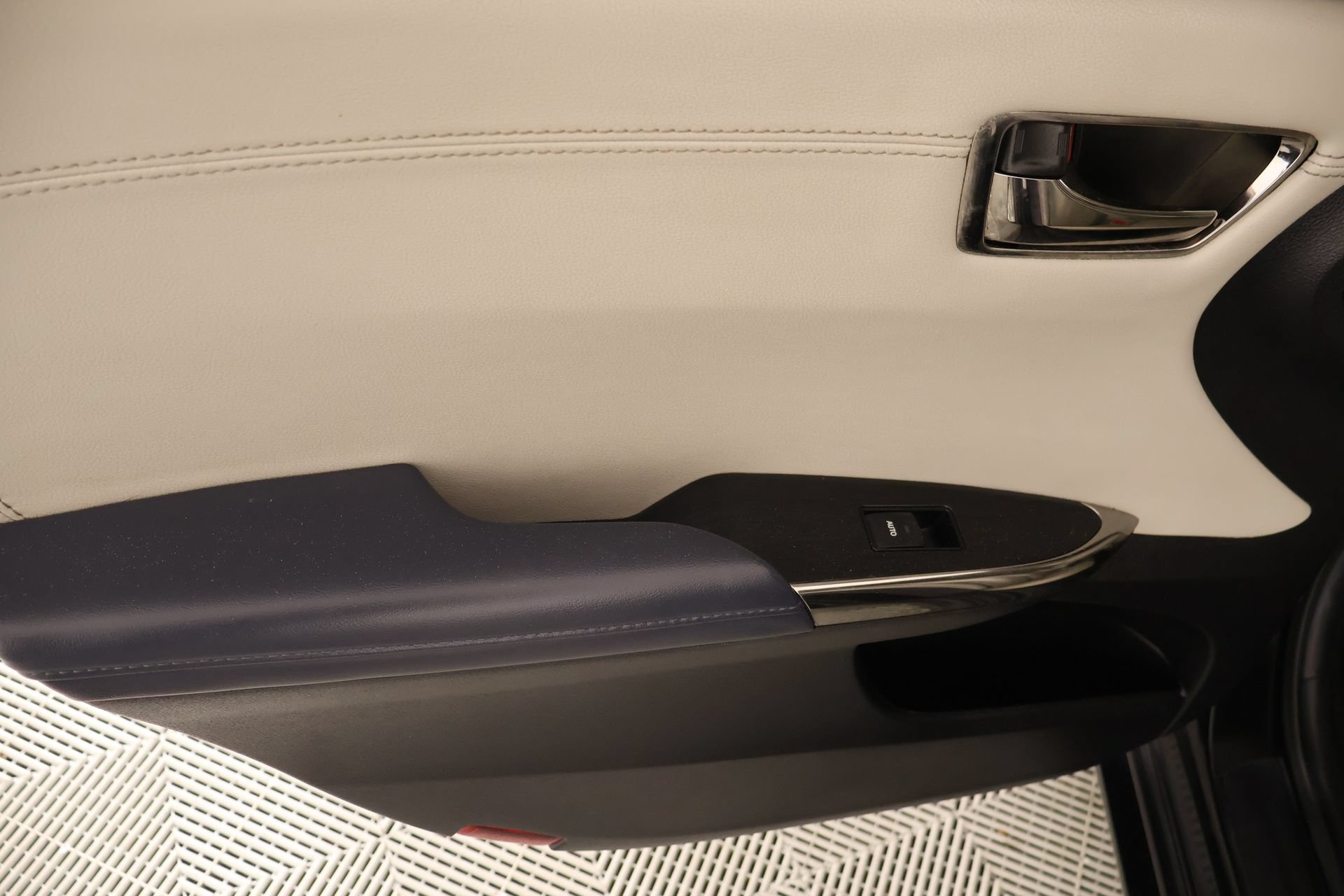 Used 2015 Toyota Avalon XLE FWD image 16