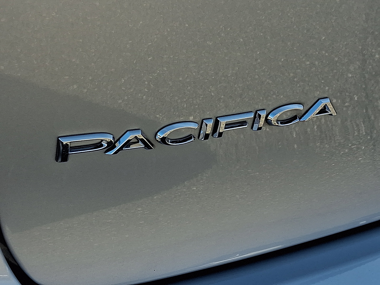 Used 2023 Chrysler Pacifica Limited w/ Uconnect Theater Family Group FWD image 35