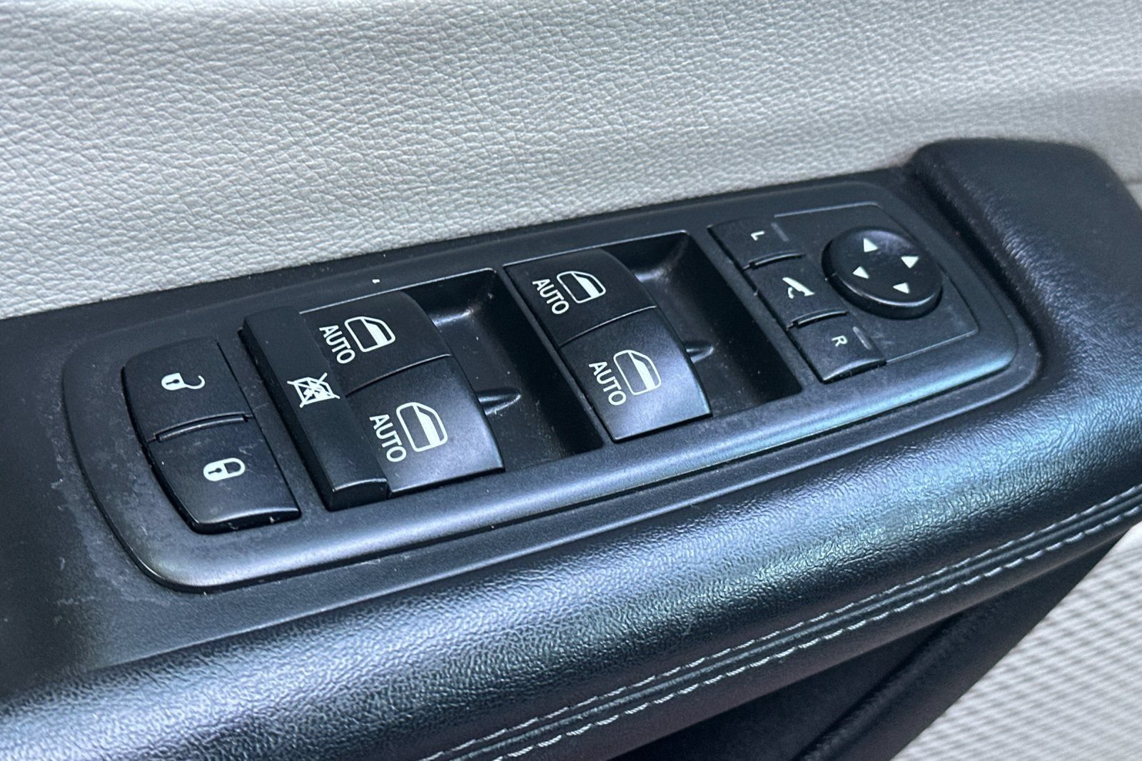 Used 2018 Chrysler Pacifica Limited FWD image 12
