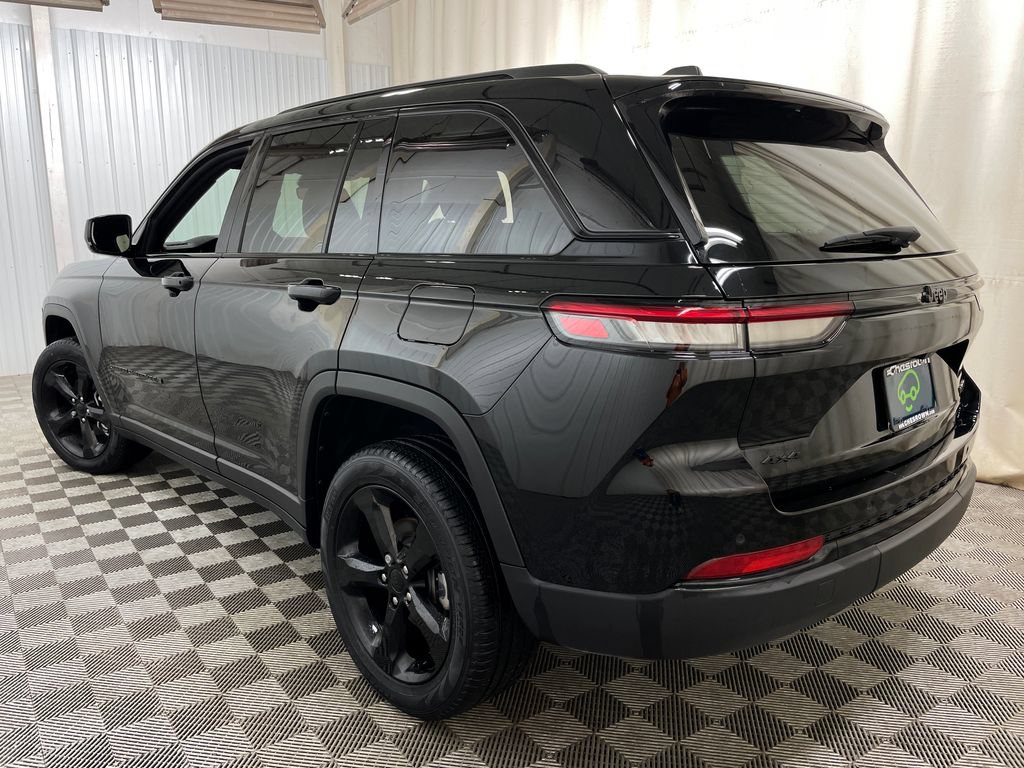 Used 2025 Jeep Grand Cherokee Limited w/ Black Appearance Package AWD/4WD image 21