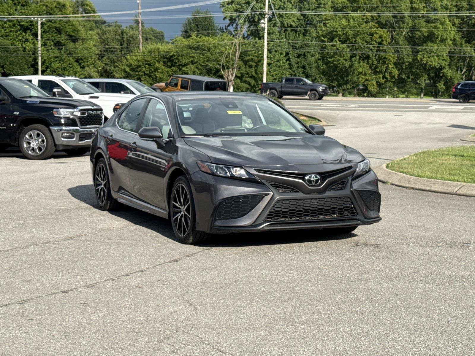Used 2024 Toyota Camry SE FWD image 3