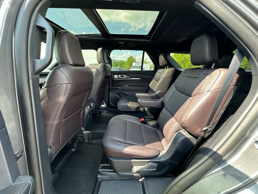 Used 2025 Ford Explorer Platinum w/ Ultimate Package AWD/4WD image 7