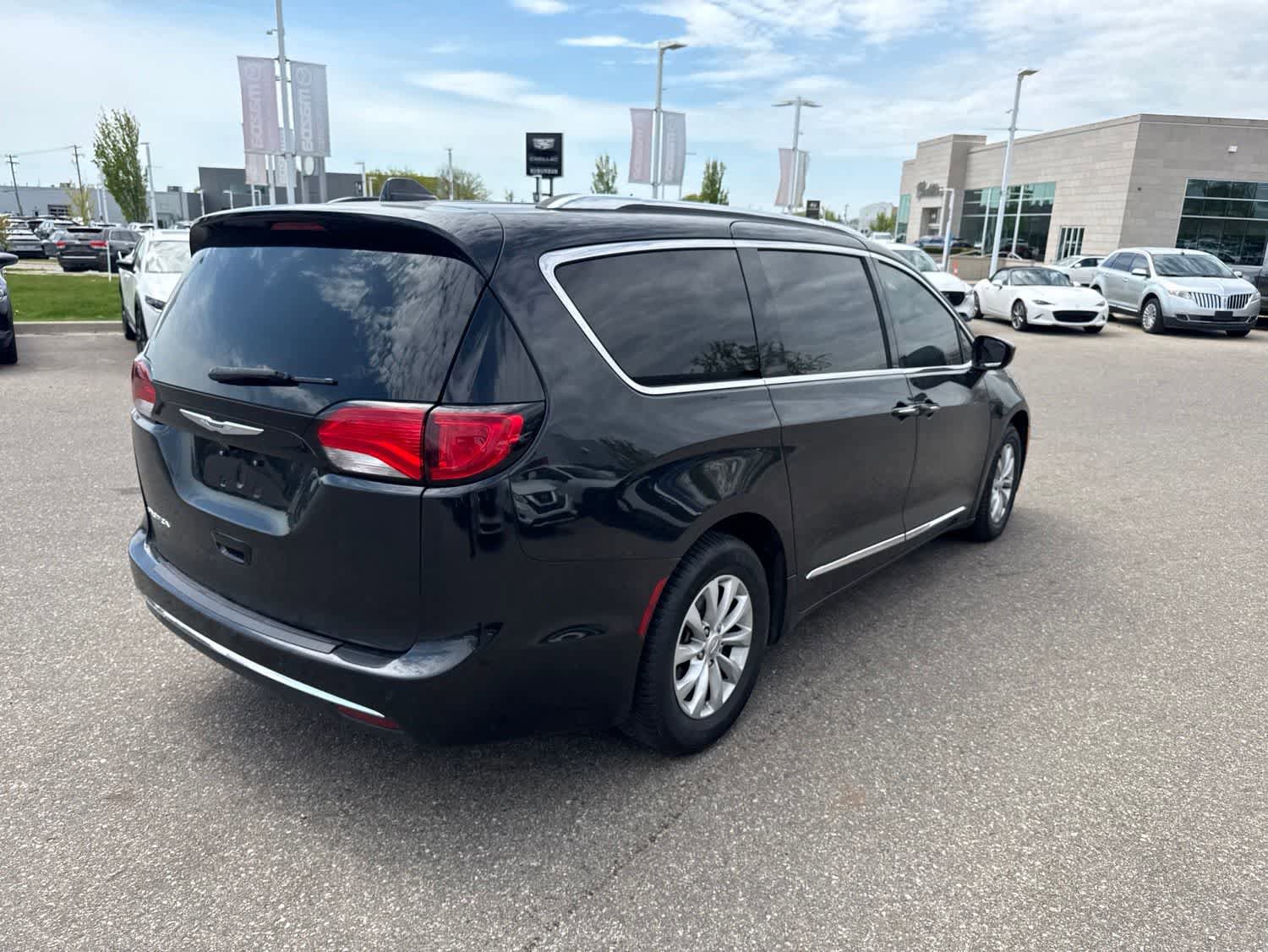 Used 2019 Chrysler Pacifica Touring-L FWD image 5