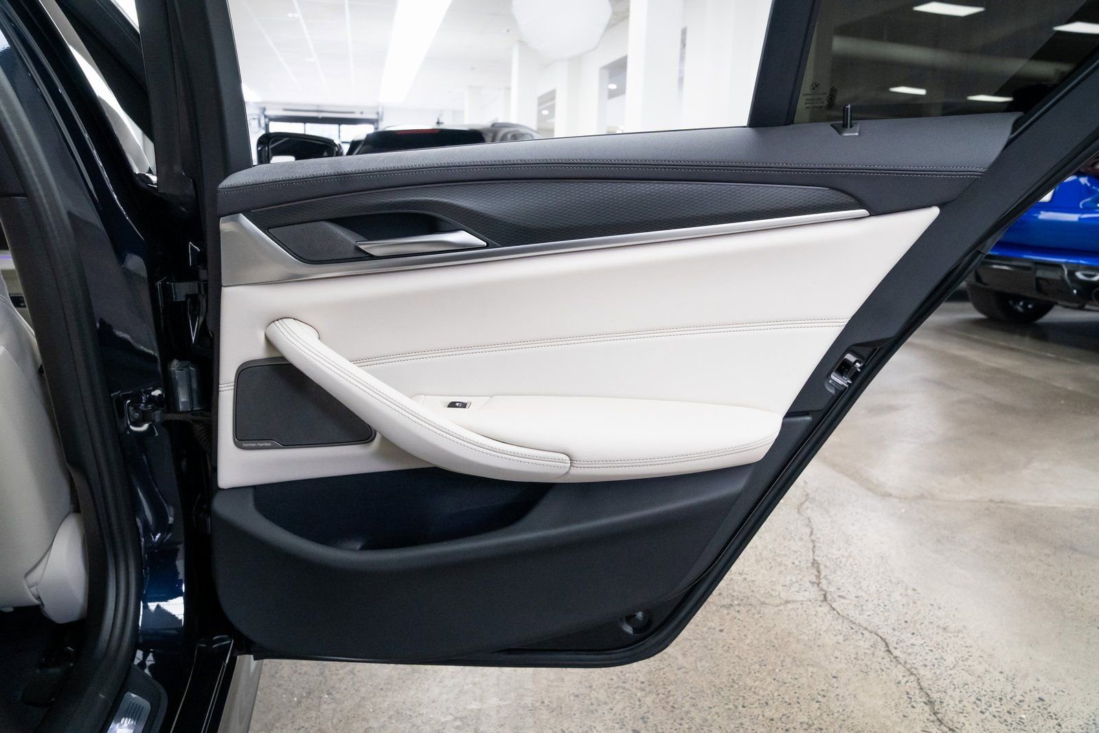 Used 2023 BMW M550i xDrive w/ Parking Assistance Package image 23