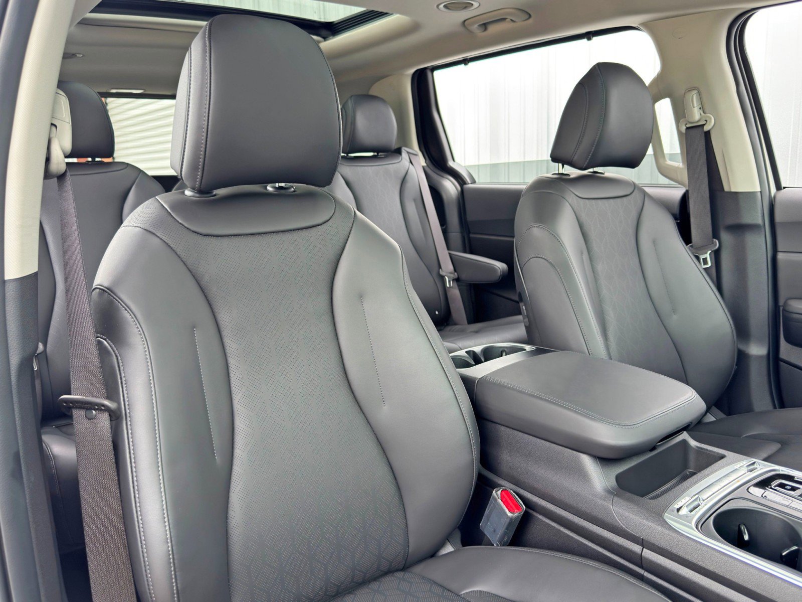 Used 2025 Kia Carnival SX w/ SX Dark Edition Package image 38