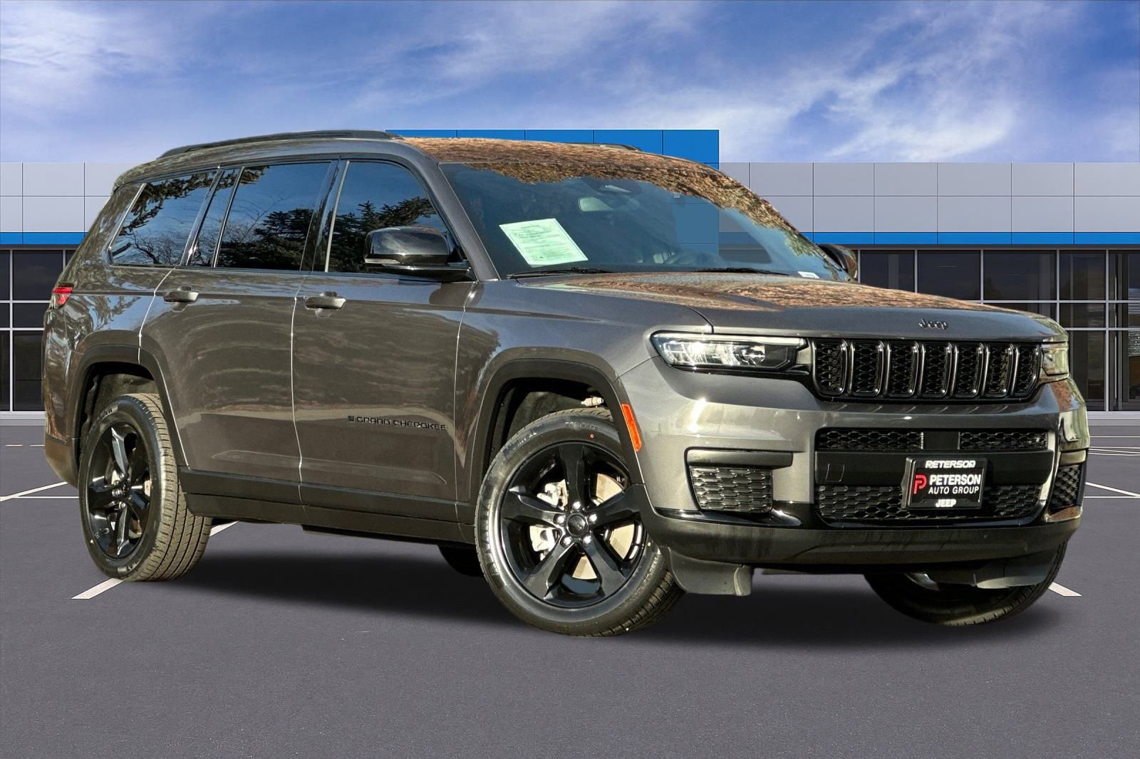 Used 2022 Jeep Grand Cherokee L Laredo image 2