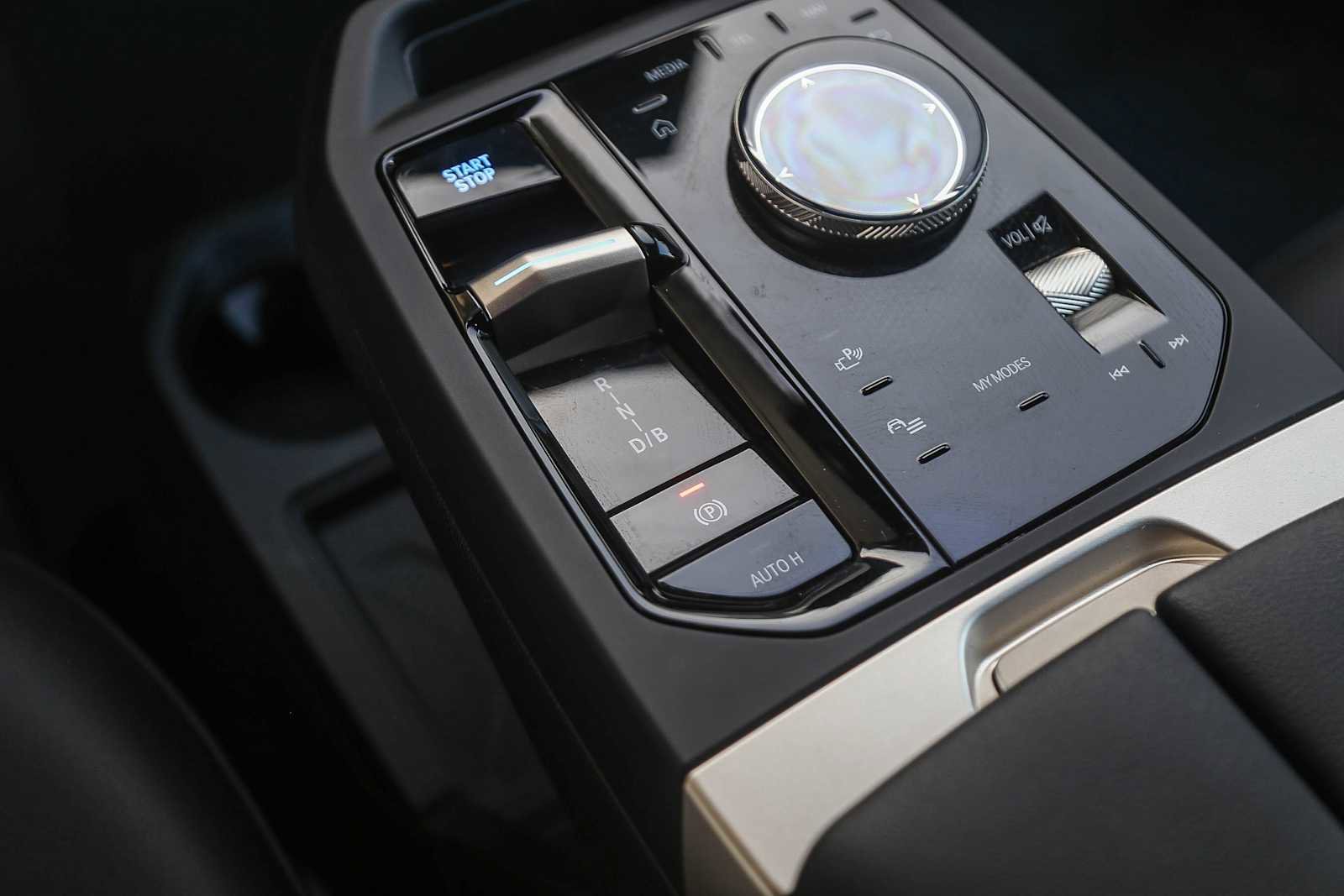 Used 2025 BMW iX xDrive50 w/ Sport Package image 16