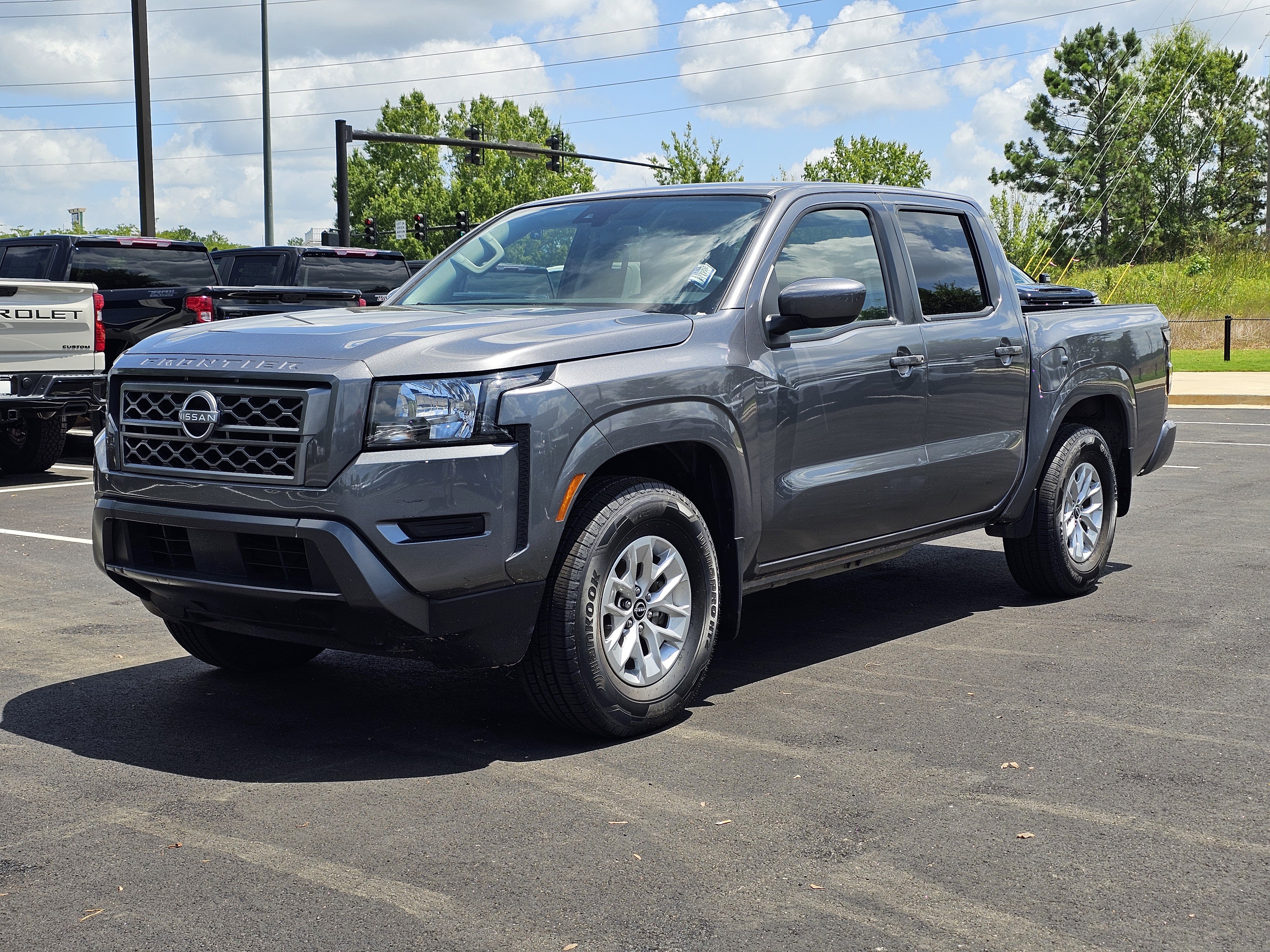 Used 2024 Nissan Frontier SV RWD image 2