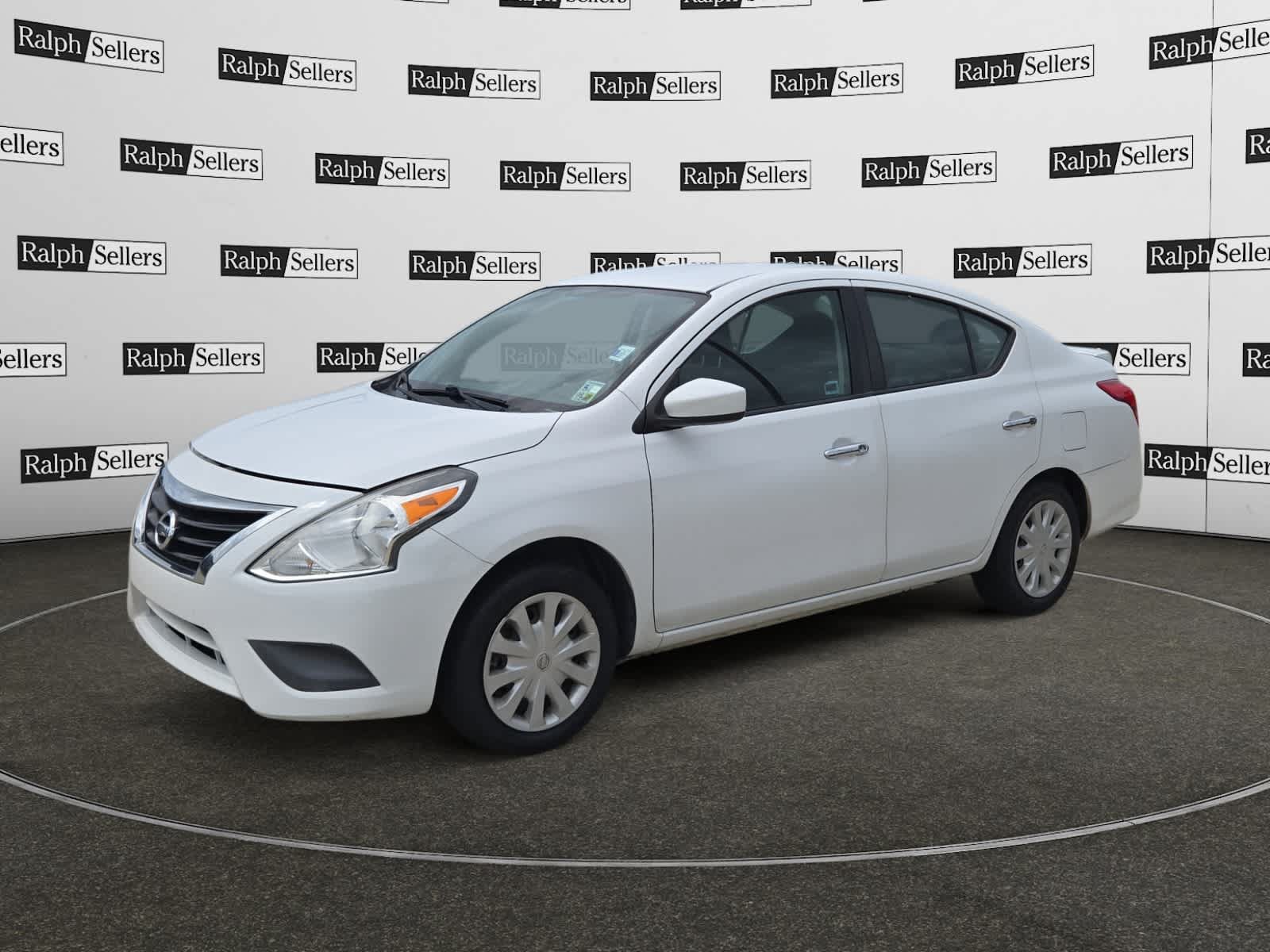 Used 2016 Nissan Versa SV FWD image 2