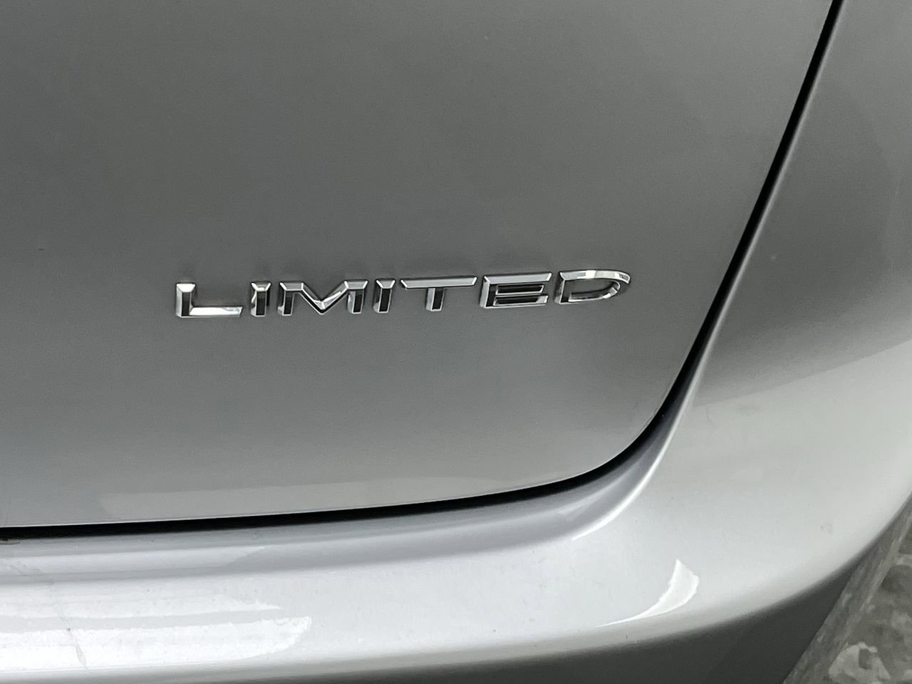Used 2024 Chrysler Pacifica Limited FWD image 35