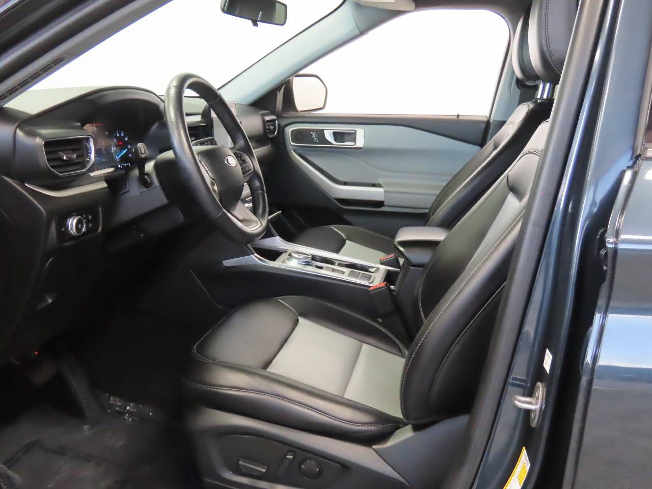 Used 2023 Ford Explorer XLT w/ Equipment Group 202A RWD image 15