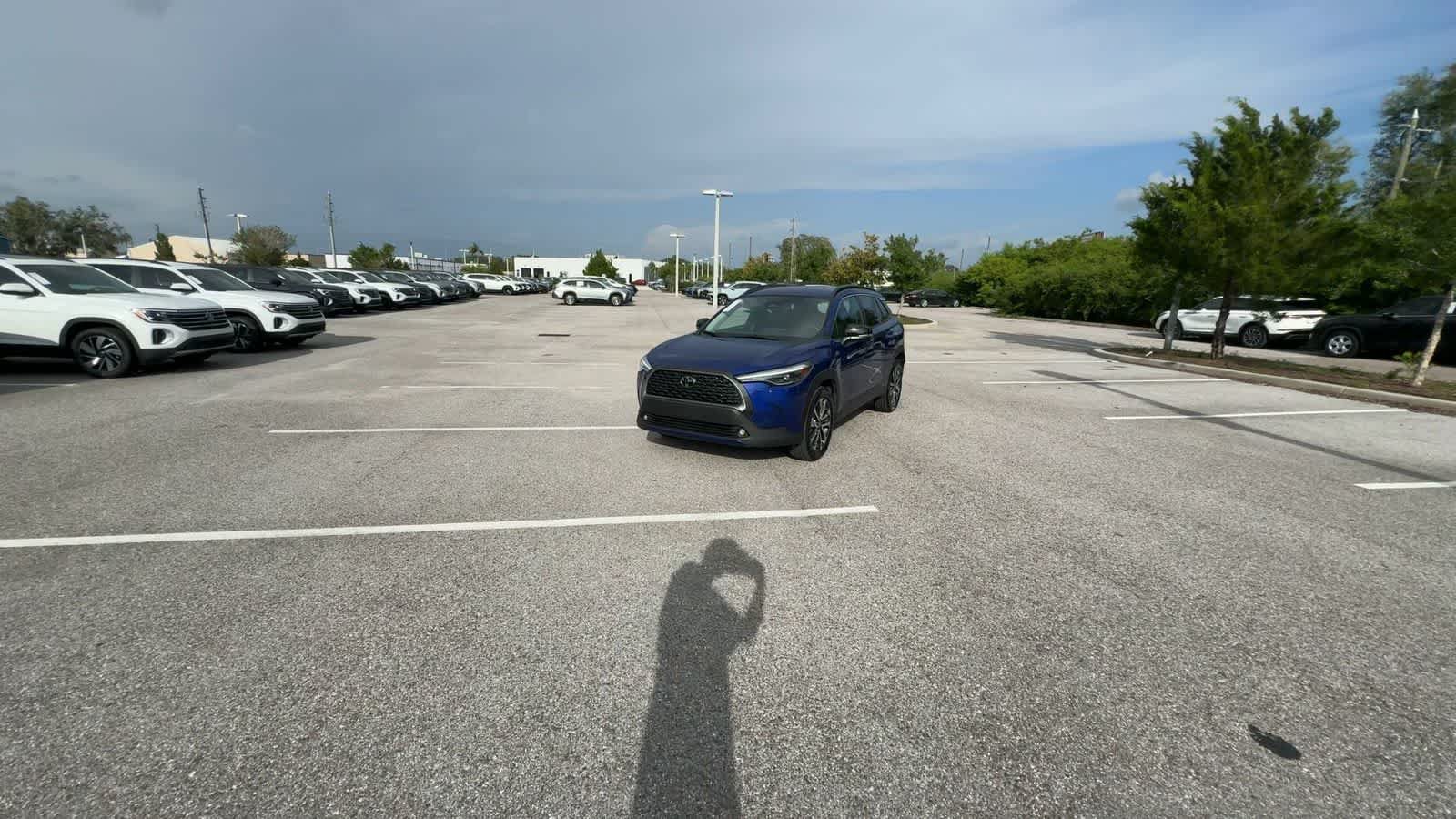 Used 2025 Toyota Corolla Cross XLE FWD image 3